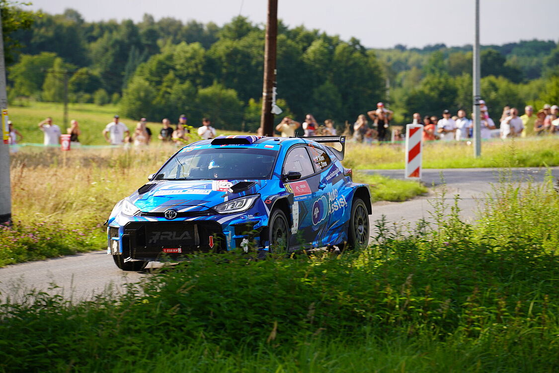niebieska toyota podczas rajdu