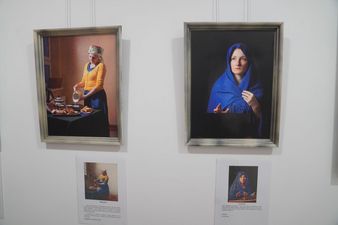 Dwie fotograficzne reinterpretacje dzieł Vermeera: Mleczarka i portret kobiety w niebieskiej chuście