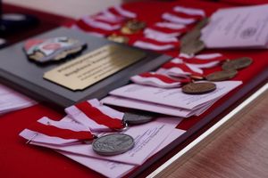 medale wręczane podczas uroczystości 30-lecia państwowej straży pożarnej w jastrzębiu-zdroju