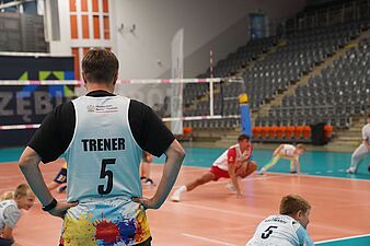 trener pilnuje trenującyh 
