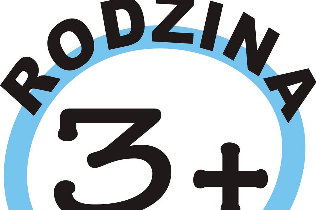 Logo z napisem „Rodzina 3+” w czarnym kolorze, otoczone niebieskim okręgiem na jasnym tle