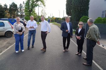 prezydent, pierwszy zastępca pracownicy wydziału infrastruktury radny i pani sołtys na odbiorze drogi