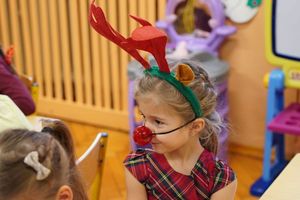 Dziewczynka przebrana za renifera.