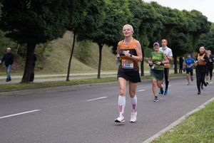Zdjęcie przedstawia biegnących zawodników biegu głównego.