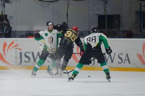 Walka w środku pola.