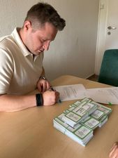 Przewodniczący Osiedla Przyjaźń podpisujący protokół zdawczo-odbiorczy.