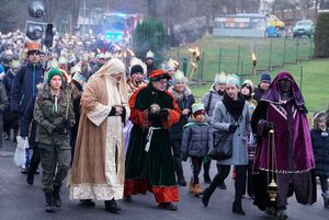 Barwnie ubrani uczestnicy