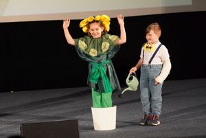 dzieci przebrane za kwiaty na scenie