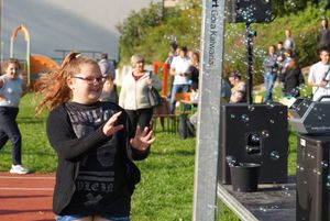 Uczestnicy pikniku z bańkami mydlanymi
