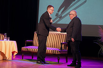 Prezydent Michał Urgoł ściska dłoń Wojciechowi Fortunie