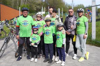 Rodzina uczestniczaca w rajdzie, pozująca do zdjęcia 