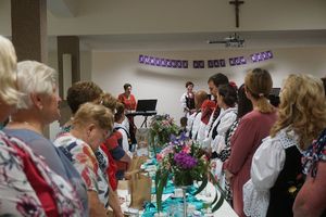 Uczestnicy spotkania przy stołach