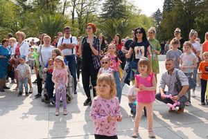 Tłum uczestników podczas dnia godności