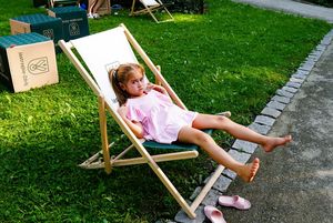 Dziewczynka na leżaku. 