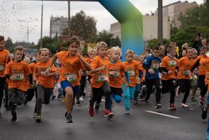 Zdjęcie przedstawia młodych zawodników na starcie zawodów.