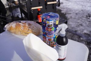 Puszka WOŚP i płyny dezynfekcyjne