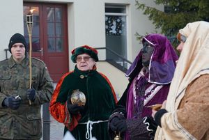 Barwnie ubran uczesticy