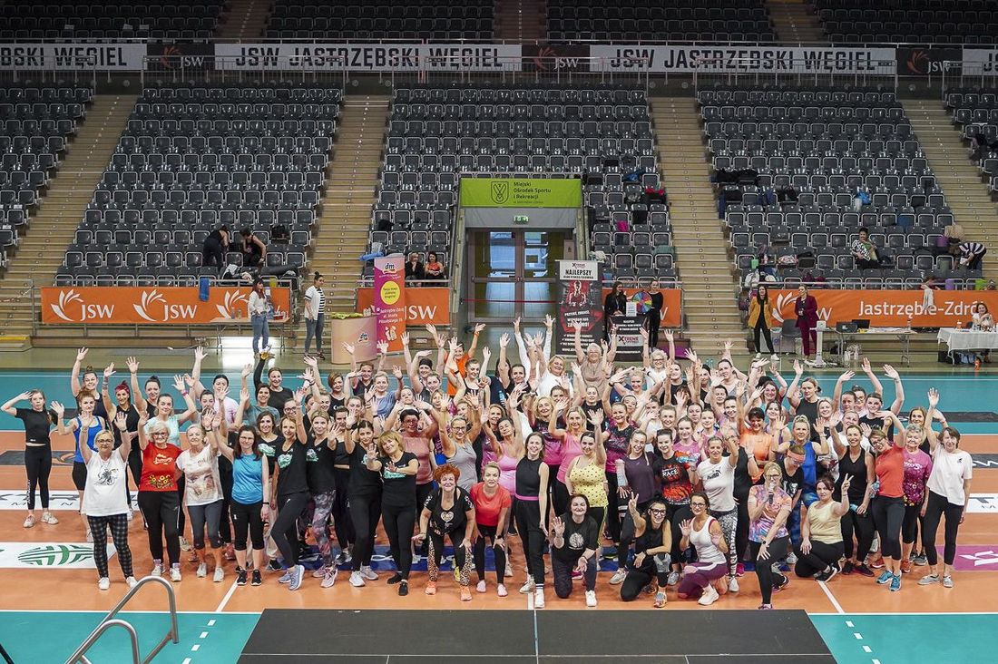 "Chwila dla Kobiet" - zdjęcia z wydarzenia. Ćwiczące kobiety na Hali Widowiskowo-Sportowej.