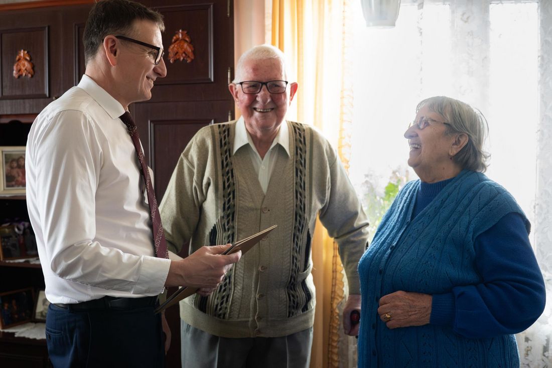 Prezydent Michał Urgoł z małżeństwem obchodzącym 70-lecia wspólnego życia.