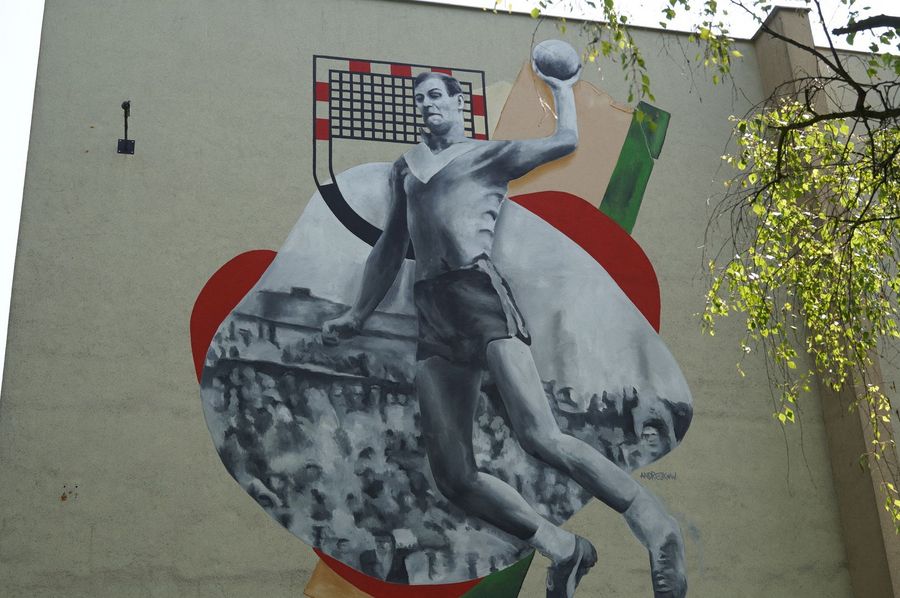 Zdjęcie przedstawia mural piłkarza ręcznego.