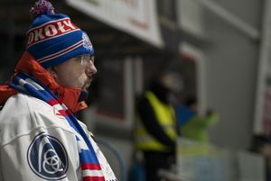 Jedyny kibic toruńskiej drużyny w sektorze gości.