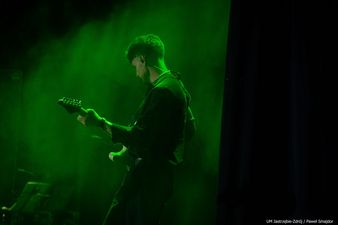 gitarzysta podczas występu
