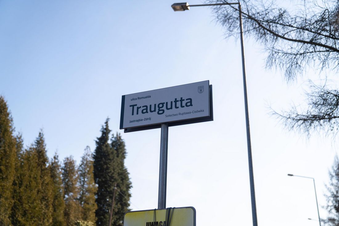 tabliczka drogowa z nazwa ulica Traugutta