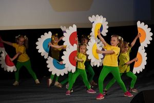 dzieci przebrane za kwiaty na scenie