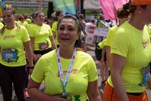 Uczestniczki VIII Jastrzębskiego Biegu Kobiet z medalami.