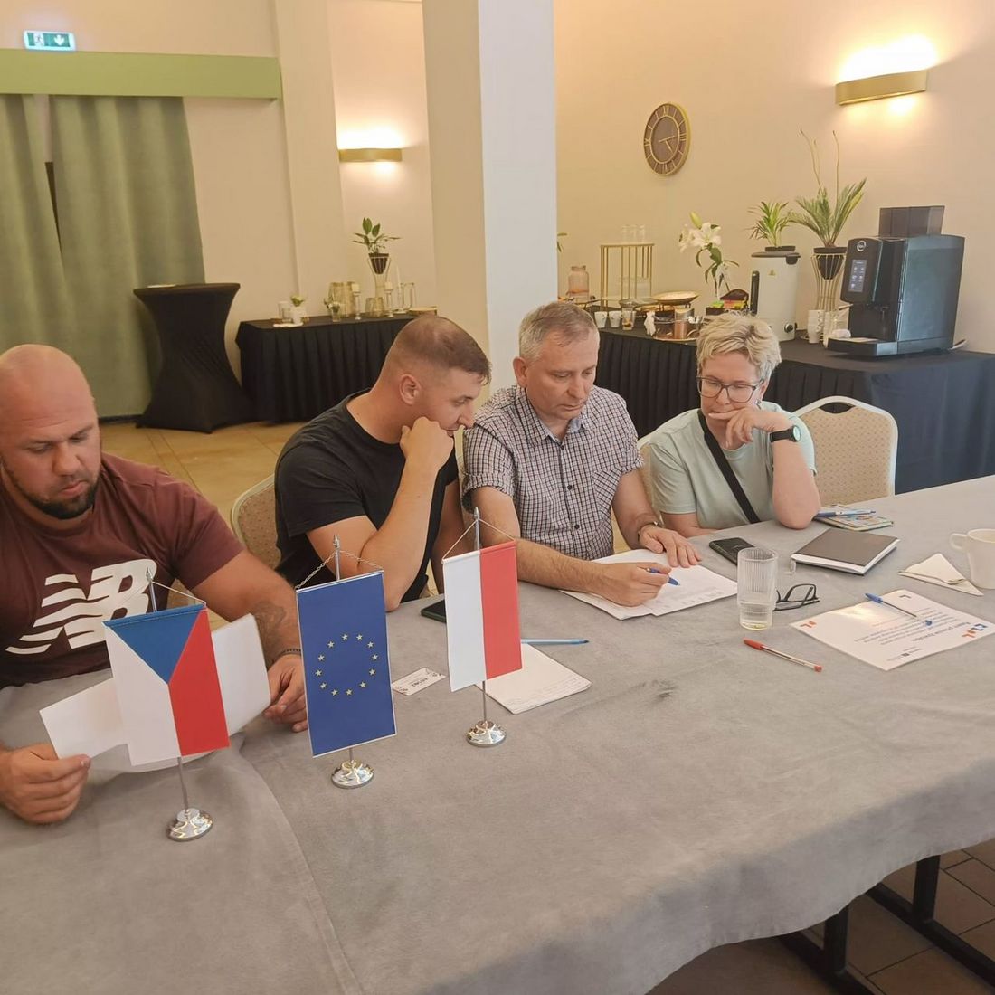 uczestnicy szkolenia przeglądają materiały