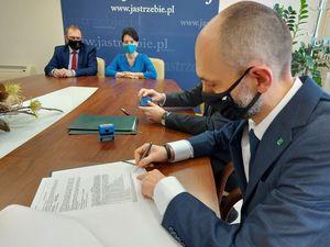 Na zdjęciu prezydent Anna Hetman, wiceprezydent Roman Foksowicz, przestawiciele TBS-u i wykonawcy podpisują umowę