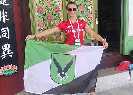 Aneta Suwaj pozująca z flagą Jastrzębia-Zdrój