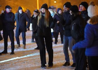 Młoda kobieta ubrana na czarno podczas tańcu