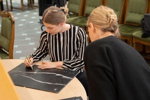 Po mistrzowsku dzielą się dobrem Sportowcy podczas składania autografów na kalendarzach
