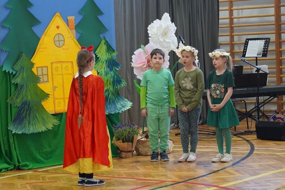 Dzieci odgrywające scenę