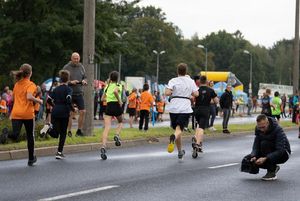 Zdjęcie przedstawia biegnące dzieci. 