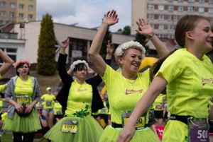 Uczestniczki VIII Jastrzębskiego Biegu Kobiet w trakcie ćwiczeń.