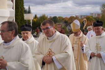 Duchowni biorący udział w procesji