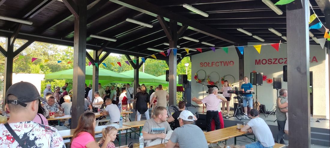 Zdjęcie przedstawia dyskotekę pod wiatą.