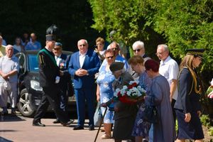 Zdjęcie przedstawia osoy biorące udział w ceremoni.