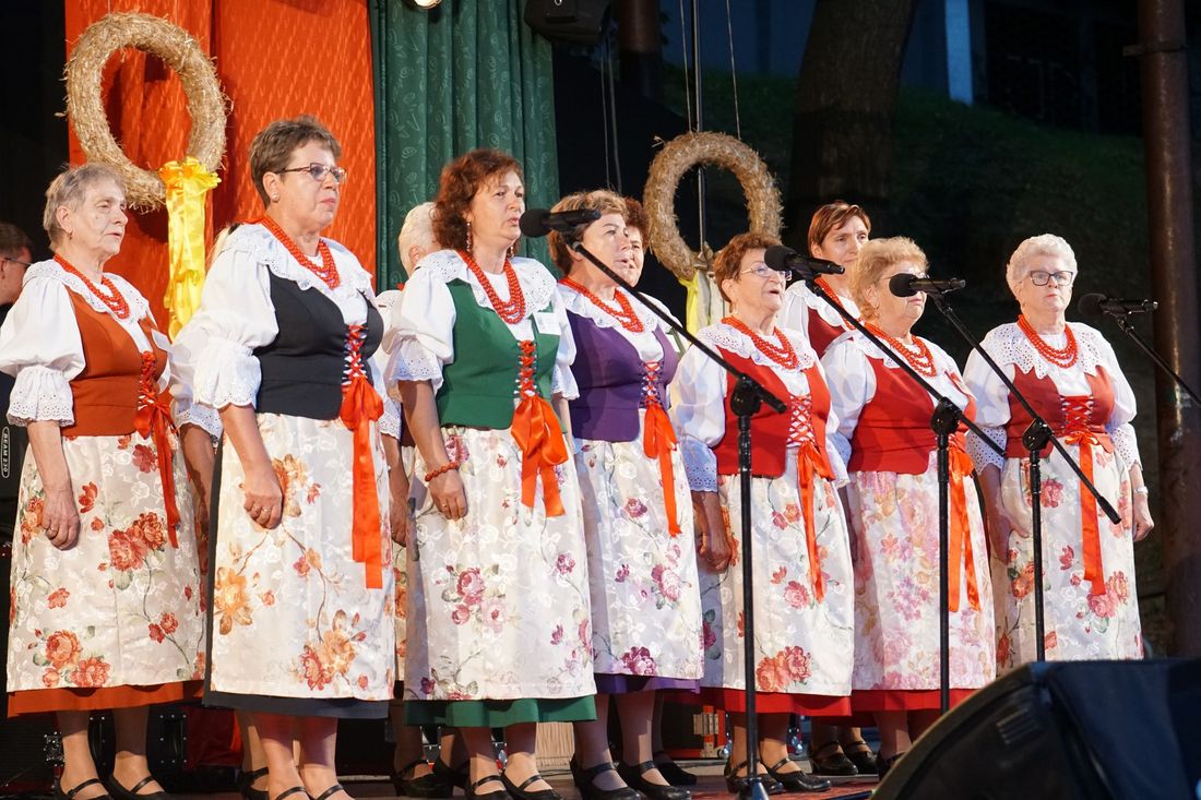 Koło Gospodyń Wiejskich podczas występu, w tradycyjnych ubranaich 