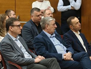 prezydent i drugi zastępca prezydenta jastrzębia zdroju siedzą na spotkaniu