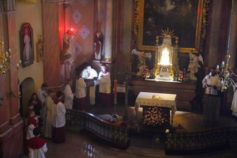 Widok na ołtarz i odprawiających mszę z góry