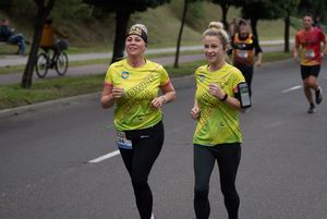 Zdjęcie przedstawia biegnących zawodników biegu głównego.