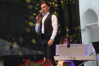 Łukasz Kostka odgrywający utwór "Gdybym był bogaty"