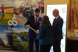 Zdjęcie przedstawia laureatów wyróżnienia.
