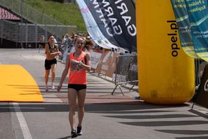 Uczestniczki VIII Jastrzębskiego Biegu Kobiet przekraczają linię mety.