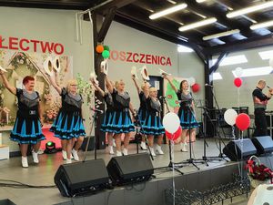 Panie w strojach ludowych tańczą na scenie