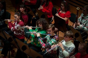 Muzycy orkiestry symfonicznej występujący w trakcie świątecznego koncertu