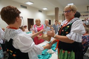 Kobiety z koła gospodyń wiejskcih wręczają pamiątki zasłużonym członkiniom koła